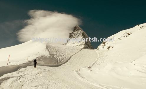 瑞士滑雪选手雪中漫步达终点